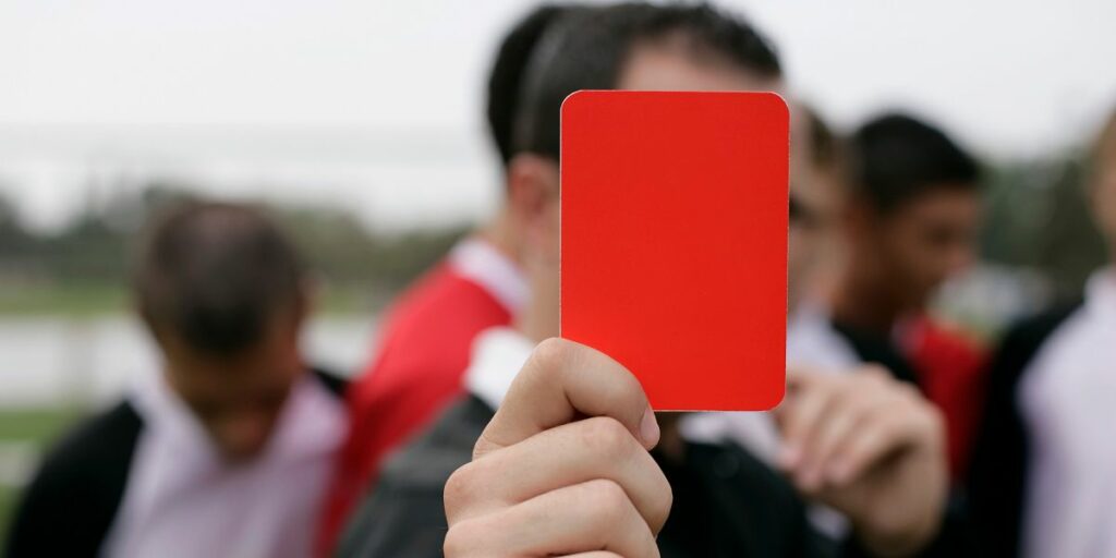 Como surgiram os cartões amarelo e vermelho? Da expulsão que ninguém entendeu a um semáforo
